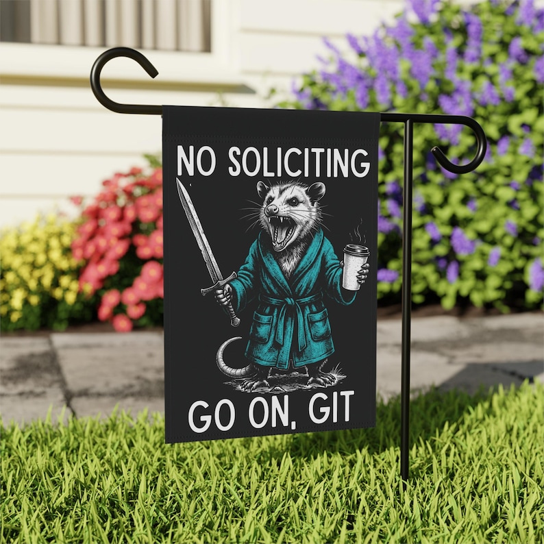 No Soliciting Angry Opossum Garden & House Banner | Funny Yard Flag. Go On Git Lawn Sign imagem 2