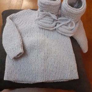 Brassière et chaussons bébé fait main en laine, cadeau de naissance, layette, gris perle