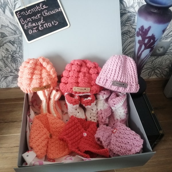 Ensemble bonnet écharpe et chaussons au crochet, fait main, taille naissance à 6 mois