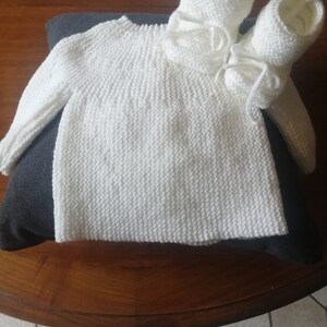 Brassière et chaussons bébé fait main en laine, cadeau de naissance, layette, blanc