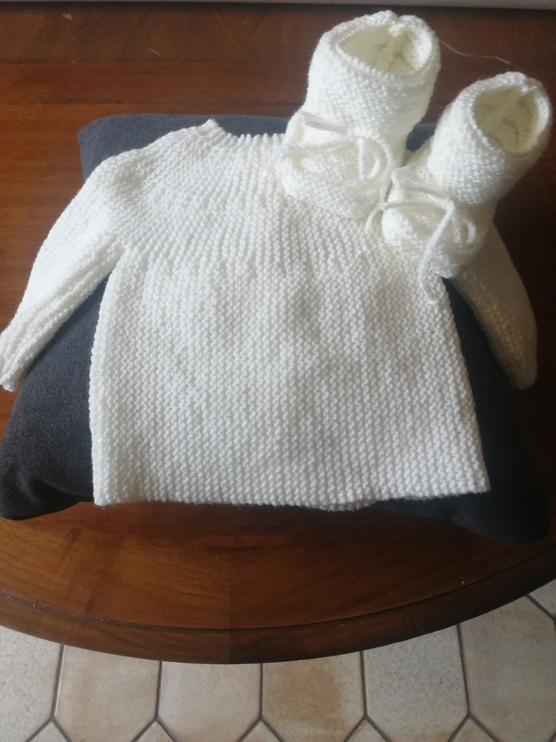 Brassière et chaussons bébé fait main en laine, cadeau de naissance, layette, blanc