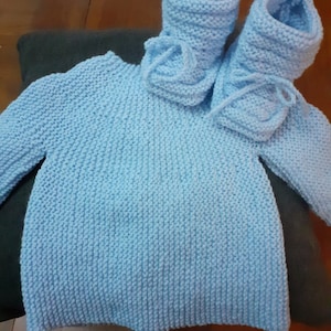 Brassière et chaussons bébé fait main en laine, cadeau de naissance, layette, bleu ciel