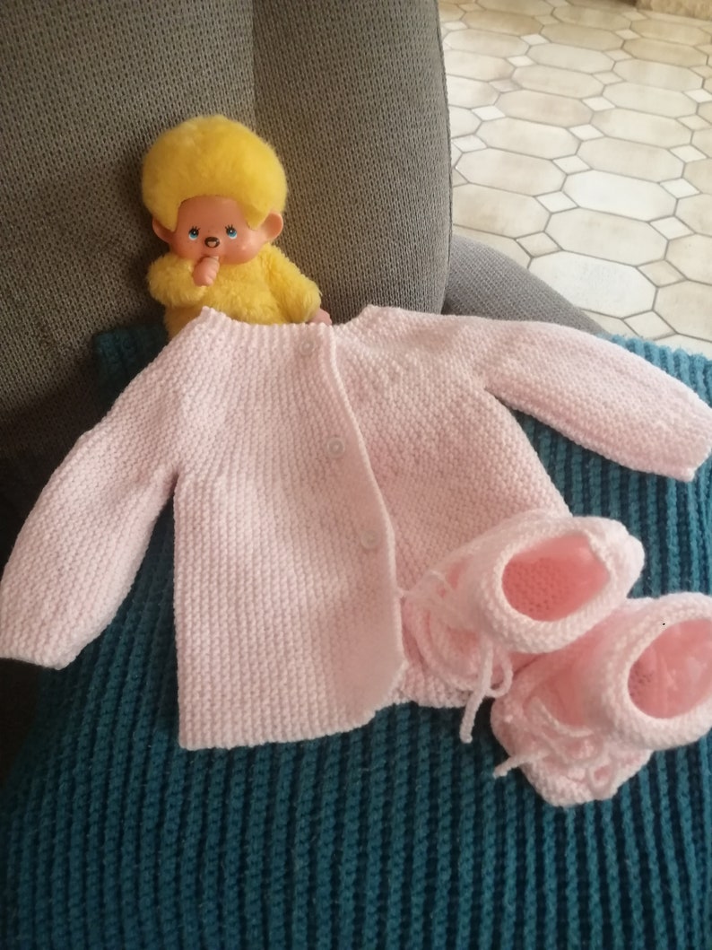 Brassière et chaussons bébé fait main en laine, cadeau de naissance, layette, image 2