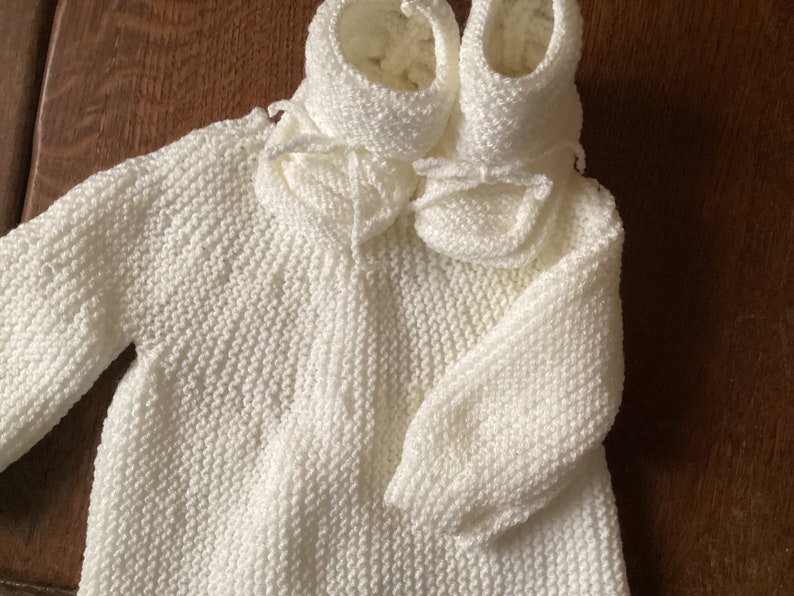 Brassière et chaussons bébé fait main en laine, cadeau de naissance, layette, écru