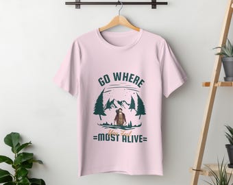 Gehen Sie, wo Sie sich am lebendigsten fühlen T-Shirt, Outdoor-Shirt, Abenteuer-Shirt, Wandern Shirt, Wanderung Shirt, Reisen Geschenk Shirt, Geschenk für Camper