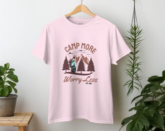 Camp mehr Sorgen weniger T-Shirt, Wandern Shirt, Geschenk für Camper, Abenteuer Shirt, Outdoor Shirt, Wanderung Shirt, Reise Geschenk Shirt