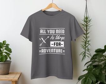 Alles, was Sie brauchen, ist ein Drang nach Abenteuer-T-Shirt, Wander-Shirt, Geschenk für Camper, Outdoor-Shirt, Abenteuer-Shirt, Reise-Geschenk-Shirt