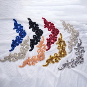 Może przedstawiać: Sześć różnych kolorowych aplikacji koralikowych w kształcie wzoru kwiatowego. Aplikacje znajdują się na białym tle z tkaniny.