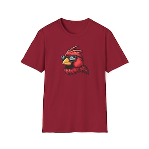 Kentucky UofL Cardinal usando óculos de sol Camiseta unissex Softstyle para optometristas Universidade basquete fã mascote camiseta oculista OMD