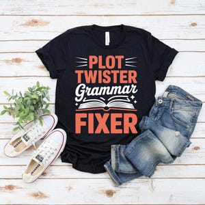 Plot Twister Grammar Fixer-tröja, rolig bokälskare-tröja, läsarhumorgåva, bokmalkläder, redaktörs- och korrekturläsardesign
