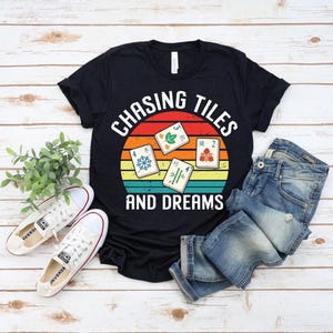 Camiseta divertida de Mahjong: En busca de fichas y sueños - Atuendo para el juego de Mahjong