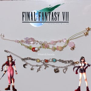 Könnte beinhalten: Zwei Armbänder, inspiriert vom Videospiel Final Fantasy VII. Das obere Armband besteht aus rosa, weißen und grünen Perlen mit einem roten Pilz-Anhänger. Das untere Armband ist silberfarben mit Anhängern in Form von Herzen, Sternen und einem Halbmond. Das Bild enthält auch den Text "FINAL FANTASY VII" und "ファイナルファンタジーVII".