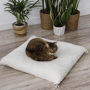 Comfortable ecru fur mat for pet, Breathable pet bedding, Versatile cat mat, Non-toxic pet beds, minimalist pastel color bed for indoor pet