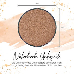 Produktmaße : 9x9cm
Da die Unterseite des Untersetzers aus Natur-Kork besteht ,sorgt dieser  dafür das der nicht rutscht.