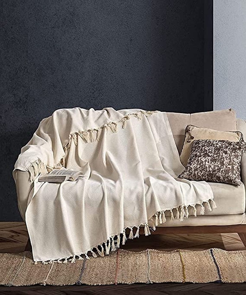 Tagesdecke mit Zick-Zack Struktur in baumwoll Farbe perfekt für Sofa, Couch und Bett