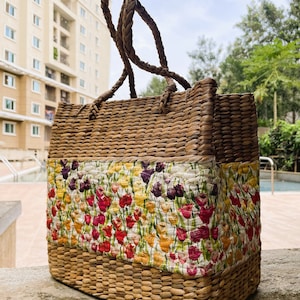 Koszyk z hiacyntu wodnego z artystycznym decoupage'em i guzikami z hiacyntu