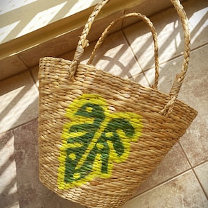 Natürlich elegant: Handgemachte Kauna Gras Korbtasche mit handbemaltem Acryl Blatt Design3*
