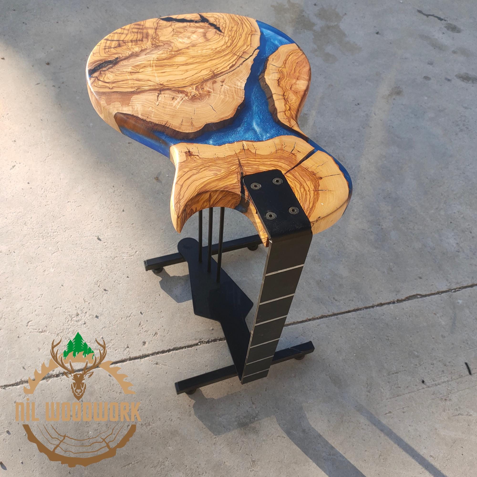 Maßgeschneiderter Gitarrenständer aus Olivenholz, Gitarrenständer aus Holzharz, einzigartig aussehender Epoxy-Gitarrenständer, Sofatisch, Musikzimmertisch, Beistelltisch