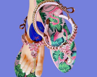 Crystal sandals, personalized Havaianas bridal flat sandal model Twist with T-shaped strap and adjustable closure on the side.