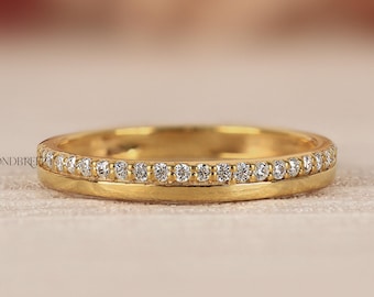 Anillo de bodas de oro de 14 k con pavé de diamantes de un lado, anillo apilable de media eternidad de 2,8 mm de ancho y banda lisa