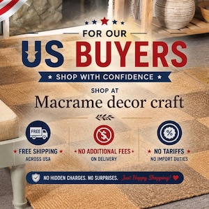 Pu&ograve; includere: Una grafica promozionale per Macrame decor craft con un tappeto in juta a scacchi, un pouf intrecciato e il testo FOR OUR US BUYERS, SHOP WITH CONFIDENCE, FREE SHIPPING ACROSS USA, NO ADDITIONAL FEES ON DELIVERY, NO TARIFFS, NO IMPORT DUTIES.