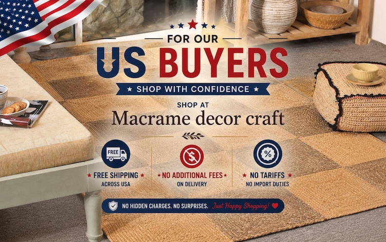 Pu&ograve; includere: Una grafica promozionale per Macrame decor craft con un tappeto in juta a scacchi, un pouf intrecciato e il testo FOR OUR US BUYERS, SHOP WITH CONFIDENCE, FREE SHIPPING ACROSS USA, NO ADDITIONAL FEES ON DELIVERY, NO TARIFFS, NO IMPORT DUTIES.