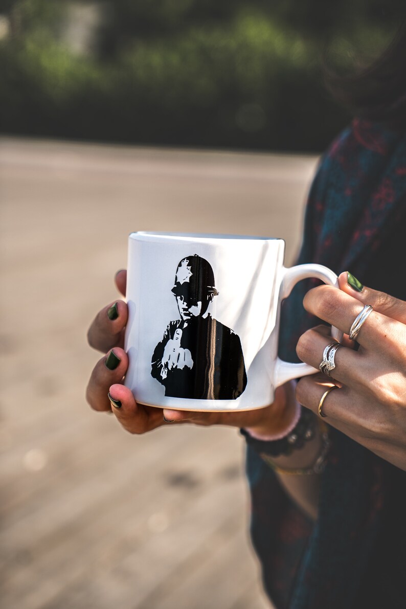 Banksy Tasse „Destroy Racism“ – Weiße Keramik, Spülmaschinengeeignet, 9,2 Cm Hoch