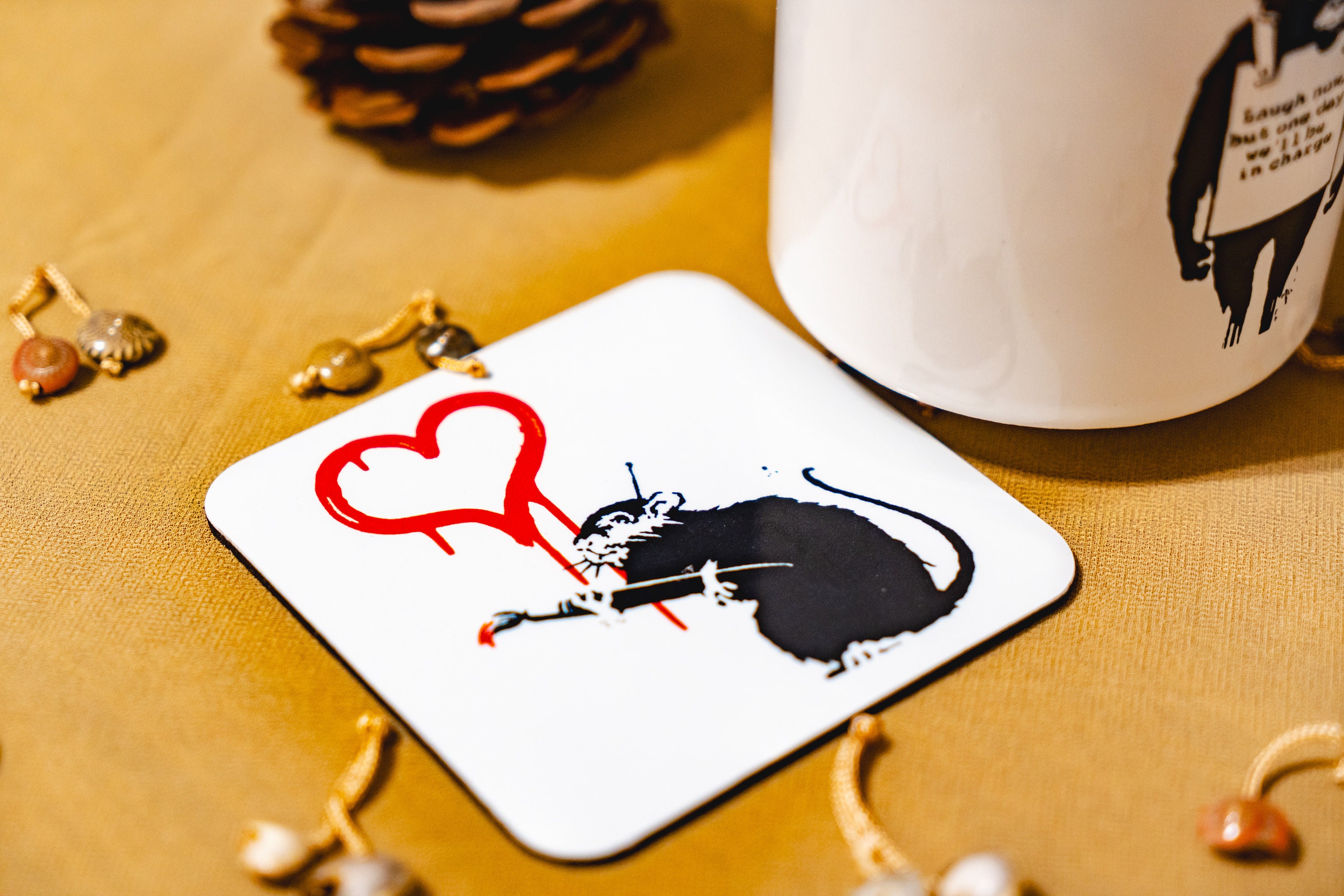 4-teiliges Untersetzer-Set Aus Holz Mit Banksy Street Art Motiven, Je 9x9 Cm