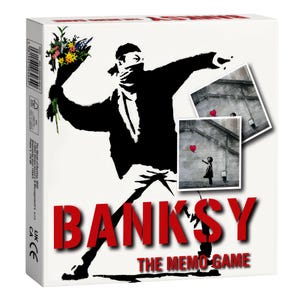 Peut inclure: Une boîte blanche avec l'œuvre de Banksy. L'image principale est une figure noire et blanche lançant des fleurs. Le mot "BANKSY" est en rouge, avec "THE MEMO GAME" en dessous. Deux petites images avec des ballons rouges en forme de cœur sont également visibles.