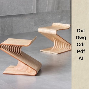 Può includere: Due sgabelli in legno con un design unico a forma di Z. Gli sgabelli sono realizzati in legno chiaro e hanno una finitura liscia e lucida.