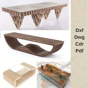 以下が含まれることがあります： ユニークなデザインの4つの木製コーヒーテーブル。最初のテーブルはガラス天板と幾何学的なベース。2番目のテーブルは、曲線的で波のようなデザイン。3番目のテーブルは、長方形のガラス天板とスラットベース。4番目のテーブルは、ガラス天板と川のようなデザインの木製ベースです。