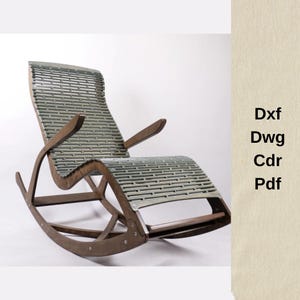 Puede incluir: Una mecedora moderna con asiento y respaldo de listones. La silla tiene una estructura y reposabrazos de madera oscura, con asiento y respaldo de color gris claro. La silla está diseñada para la relajación y el confort.