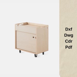 Op de afbeelding: Een lichtgekleurde houten kast op wielen. De kast heeft een schuifdeur en een bovenkant met handgrepen. De tekst "Dxf, Dwg, Cdr, Pdf" staat verticaal aan de rechterkant.