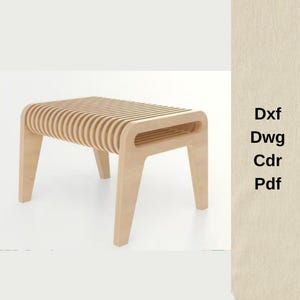 Op de afbeelding: Een lichtgekleurde houten bank met een lattenbodem en gebogen poten. De bank heeft een modern design en is gemaakt van lichtgekleurd hout. De tekst "Dxf, Dwg, Cdr, Pdf" is zichtbaar aan de rechterkant van de afbeelding.