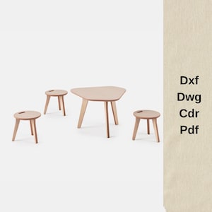 Puede incluir: Una mesa infantil de madera clara y dos taburetes a juego con un tercer taburete. La mesa tiene una forma triangular única. Los taburetes son redondos con un pequeño recorte como asa. El texto de la derecha dice: Dxf, Dwg, Cdr, Pdf.