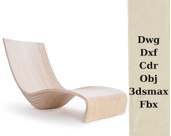 Peut inclure: Une chaise longue en bois clair avec un design incurvé. La chaise longue est faite de fines lamelles de bois empilées les unes sur les autres.