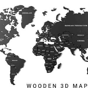 Könnte beinhalten: Eine schwarz-weiße 3D-Weltkarte aus Holz mit weißen Ländernamen. Die Karte ist auf einem weißen Hintergrund montiert. Der Text "WOODEN 3D MAP" befindet sich am unteren Rand des Bildes.