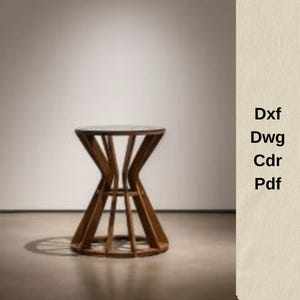 Peut inclure: Une table d'appoint en bois en forme de sablier avec un plateau rond. La table est finie en brun foncé et présente un design géométrique unique. La table mesure environ 50 cm de haut et 46 cm de large.