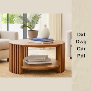 Könnte beinhalten: Ein runder Couchtisch aus hellem Holz mit einem unteren Regal. Der Tisch hat eine hellbraune Oberfläche und ein Lamellendesign an den Seiten. Bücher und eine weiße Vase liegen oben. Der Text "Dxf Dwg Cdr Pdf" steht rechts.