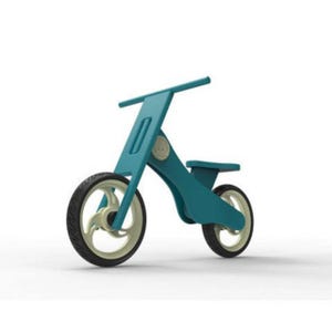 Puede incluir: Una bicicleta de equilibrio de madera azul turquesa con un asiento blanco y neumáticos blancos. La bicicleta tiene un diseño único con un marco curvo y una sola rueda delantera.