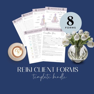 Könnte beinhalten: Ein Satz von acht druckbaren Reiki-Kundenformularen, darunter ein Beratungsformular, ein Chakra-Spickzettel und Formulare für Reiki aus der Ferne. Die Formulare sind in einem helllila und weißen Farbschema mit einem floralen Design gehalten. Der Text auf den Formularen ist schwarz. Die Formulare werden auf einem blauen Hintergrund mit einer Tasse Kaffee und einer Vase mit weißen Blumen angezeigt.