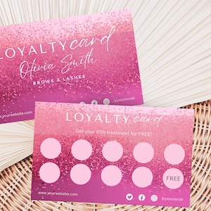 Puede incluir: Tarjeta de fidelidad rosa con fondo de purpurina. La tarjeta dice "LOYALTY card" y "Get your 10th treatment for FREE!" con 10 círculos para rellenar. La tarjeta también incluye la dirección del sitio web "www.yourwebsite.com" y los iconos de redes sociales para Twitter, Facebook e Instagram.
