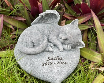 Gepersonaliseerde gedenkstenen in de vorm van een kat, grafstenen met een slapende kat op de hartvormige steen - gedenkgeschenken voor het verlies van een kat