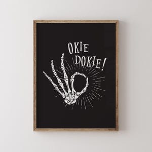 Stampa artistica di scheletro divertente, arte murale stravagante di Halloween, Okay Dokie, decorazione murale spettrale, poster di Halloween con affermazione positiva, download digitale