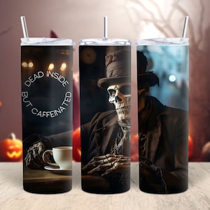 Pode incluir: Três copos de aço inoxidável com tema de Halloween. O copo à esquerda tem o texto "Dead Inside But Caffeinated" em um círculo. Os copos do meio e da direita apresentam um esqueleto usando um chapéu-coco e um terno, sentado com uma xícara de café.