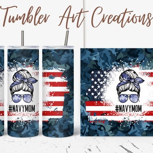 Puede incluir: Tres vasos de acero inoxidable con un patr&oacute;n de camuflaje azul y un dise&ntilde;o de bandera estadounidense. Los vasos presentan un gr&aacute;fico de una mujer con un mo&ntilde;o, gafas de sol y una bandana azul. El texto "#NAVYYMOM" est&aacute; impreso en los vasos.