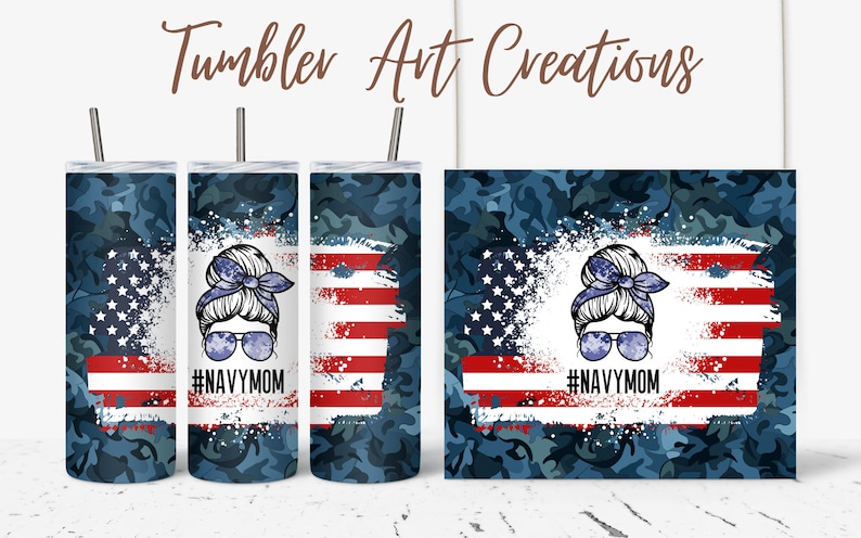 Puede incluir: Tres vasos de acero inoxidable con un patr&oacute;n de camuflaje azul y un dise&ntilde;o de bandera estadounidense. Los vasos presentan un gr&aacute;fico de una mujer con un mo&ntilde;o, gafas de sol y una bandana azul. El texto "#NAVYYMOM" est&aacute; impreso en los vasos.