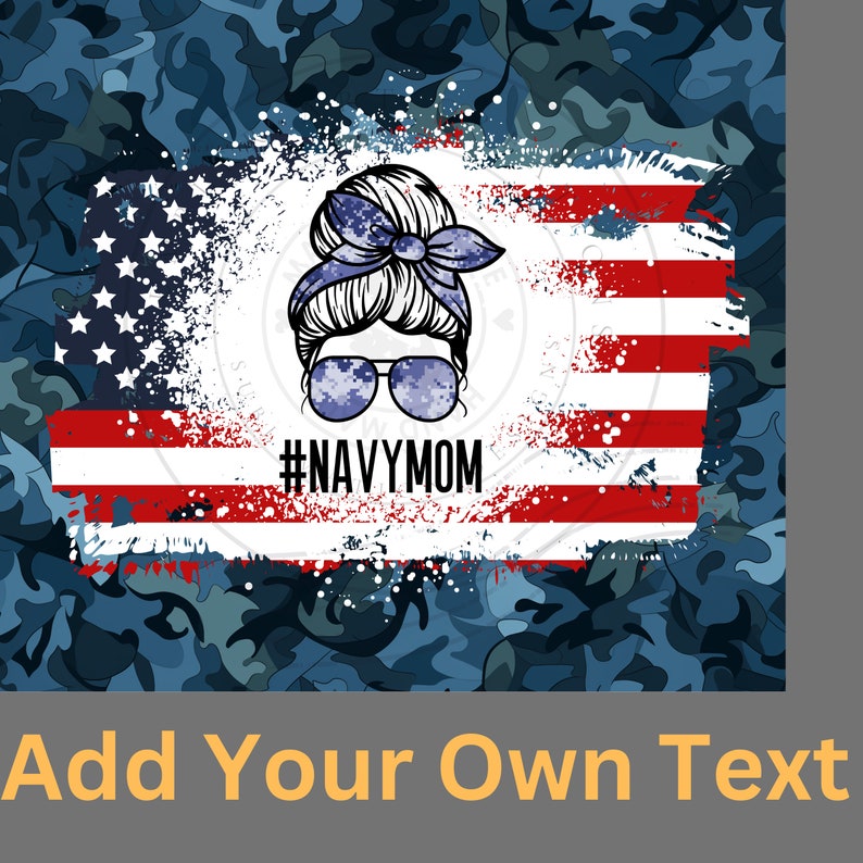 Puede incluir: Una ilustraci&oacute;n digital de una mujer con un mo&ntilde;o desordenado y gafas de sol, que lleva una bandana de camuflaje azul. La mujer est&aacute; delante de una bandera estadounidense desgastada con el texto #NAVYMOM. El fondo es un patr&oacute;n de camuflaje azul.