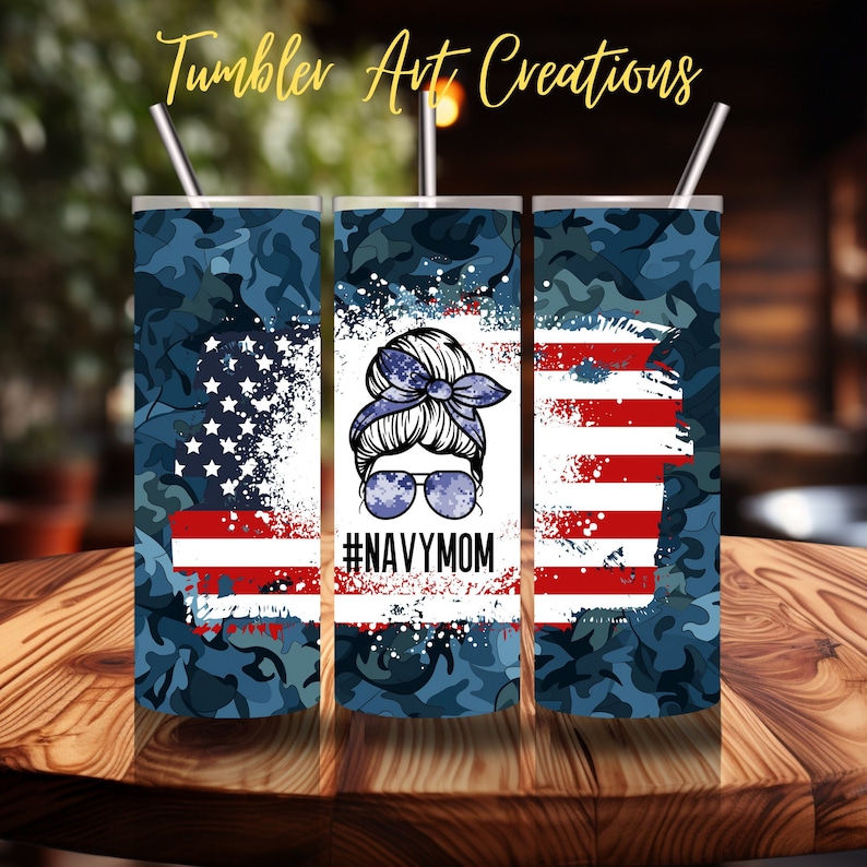 Puede incluir: Tres vasos de acero inoxidable con un patr&oacute;n de camuflaje azul, un dise&ntilde;o de bandera estadounidense y el texto "#NAVYMOM".
