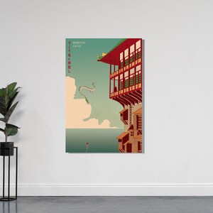 Puede incluir: Un p&oacute;ster con una ilustraci&oacute;n estilizada de la pel&iacute;cula de animaci&oacute;n "El viaje de Chihiro". La obra representa un edificio con tejado rojo y balcones, una criatura con forma de drag&oacute;n y una figura en el mar, sobre un fondo turquesa y beige.